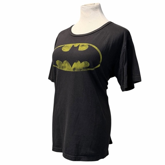 10/$25🦋 Batman Black & Yellow Distressed Logo Graphic Tee - Size Large - Picture 2 of 13